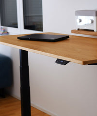 Höhenverstellbarer Tisch Eiche NaturPro, aufgestellt in einem Raum. Fokus auf den Smart Controller