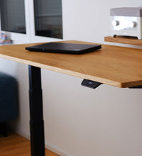 Höhenverstellbarer Tisch Eiche NaturPro, aufgestellt in einem Raum. Fokus auf den Smart Controller