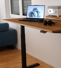 Höhenverstellbarer Tisch Eiche OldBrown, aufgestellt in einem Raum. Fokus auf den Smart Controller