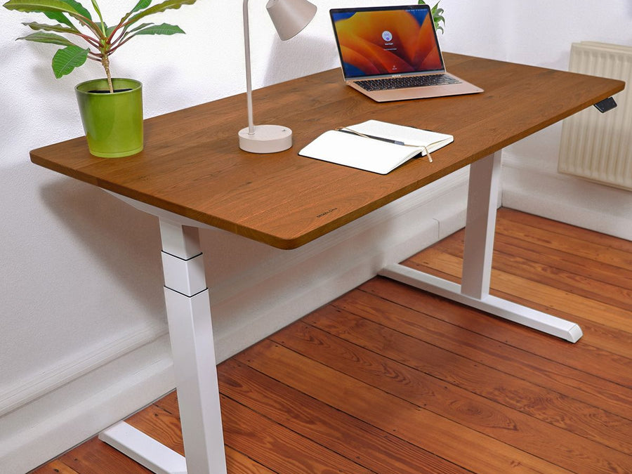 Höhenverstellbarer Schreibtisch - Eiche OldBrown White in einem Raum stehend. Eingerichteter, ergonomischer Home-Office Arbeitsplatz mit Fokus auf Eleganz und natürliche Holzoptik. Schrägansicht.