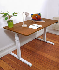 Höhenverstellbarer Schreibtisch - Eiche OldBrown White in einem Raum stehend. Eingerichteter, ergonomischer Home-Office Arbeitsplatz mit Fokus auf Eleganz und natürliche Holzoptik. Schrägansicht.