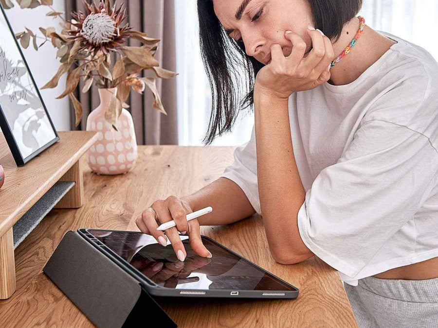 Höhenverstellbarer Schreibtisch mit Tischplatte aus Eiche NaturPro und weißem Gestell.