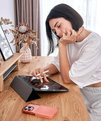 Höhenverstellbarer Schreibtisch mit Tischplatte aus Eiche NaturPro und weißem Gestell.