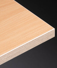 Rechteckige Tischplatte mit weißer melaminbeschichteter Oberfläche und nicht abgerundeten Ecken.