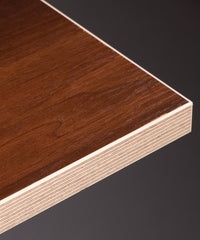 Rechteckige Tischplatte mit weißer melaminbeschichteter Oberfläche und nicht abgerundeten Ecken.