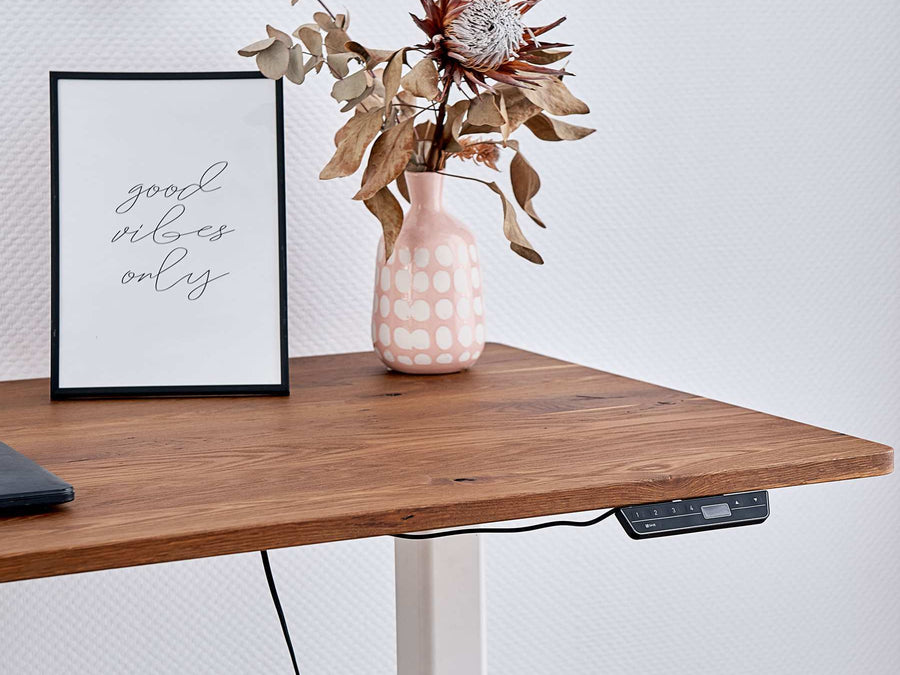 Höhenverstellbarer Schreibtisch mit Tischplatte aus Eichenholz im Farbton Old Brown und weißem Gestell.