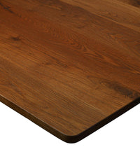 Schreibtischplatte aus Eichenholz im Farbton Old Brown mit natürlicher Holzmaserung.