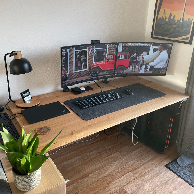 Ultrawide Dual-Monitor Setup – Kunde Dominik mit großer Deskolonia Tischplatte