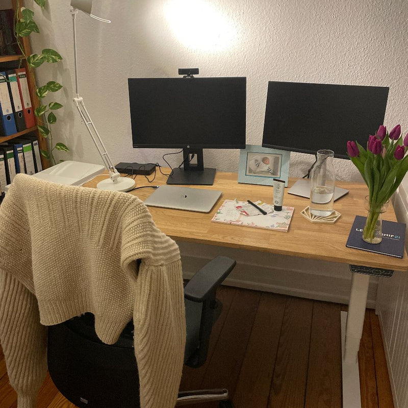 Homeoffice Setup – Kundin Lena mit Deskolonia Schreibtisch