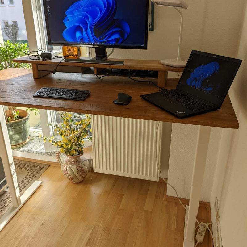 Stehend arbeitender Homeoffice Nutzer Tim mit Deskolonia Tischplatte Old Brown