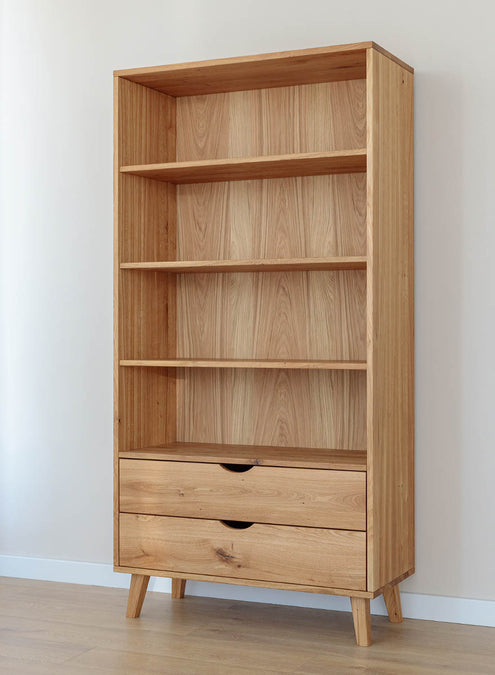 Schrägansicht von Bücherregal aus Massivholz Eiche an der Wand stehend