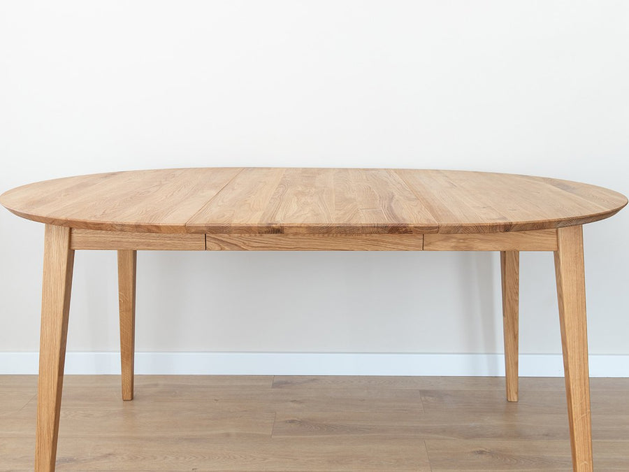 Ausziehbarer Esstisch mit Einlegeplatte 160cm lang im Raum stehend, Natur geölte Wildeiche 