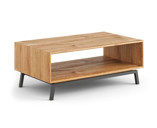 Couchtisch aus geölter Eiche mit schwarzem Metallgestell und Ablage im modernen Industrial-Stil.