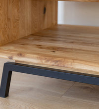 Couchtisch aus geölter Eiche mit schwarzem Metallgestell und Ablage im modernen Industrial-Stil.