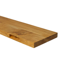 Schwebendes Wandregal aus naturgeölter Eiche mit unsichtbarer Wandhalterung im minimalistischen Design.