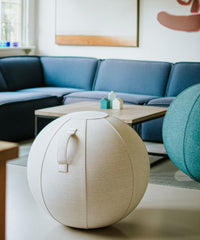 VLUV Sitzball (Modell STOV) mit robustem Stoffbezug, ein großer Gymnastikball als ergonomische Sitzmöglichkeit.