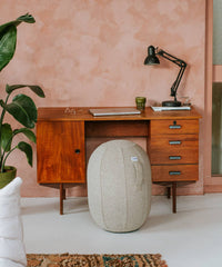 VLUV Balancekapsel (Modell KAPSUL STOV), ein luftgefüllter Balancehocker mit robustem Stoffbezug und rutschfester Unterseite.