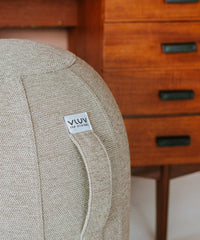 VLUV Balancekapsel (Modell KAPSUL STOV), ein luftgefüllter Balancehocker mit robustem Stoffbezug und rutschfester Unterseite.