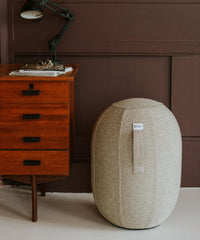 VLUV Balancekapsel (Modell KAPSUL STOV), ein luftgefüllter Balancehocker mit robustem Stoffbezug und rutschfester Unterseite.