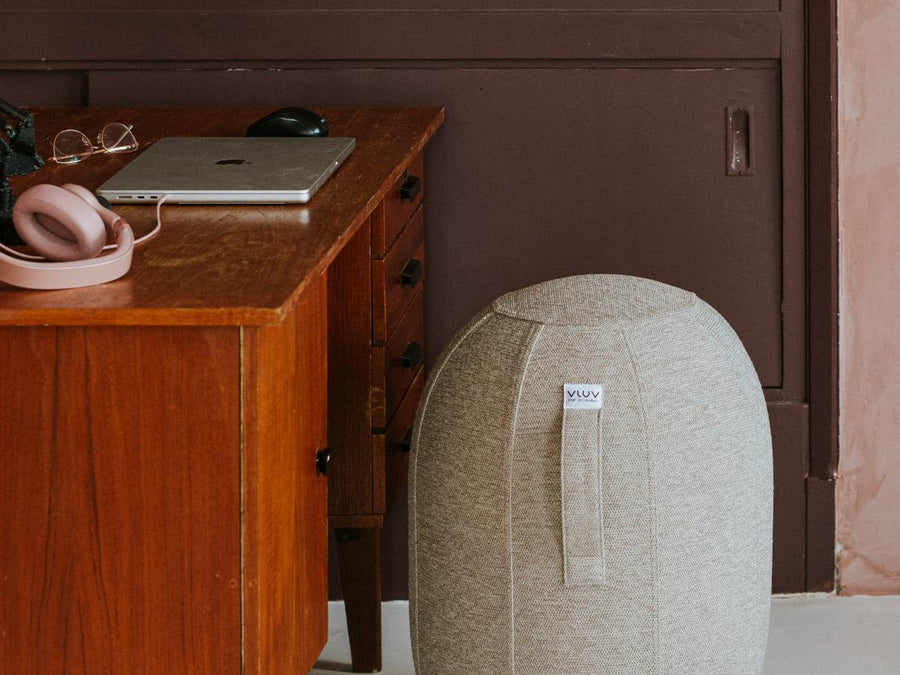 VLUV Balancekapsel (Modell KAPSUL STOV), ein luftgefüllter Balancehocker mit robustem Stoffbezug und rutschfester Unterseite.