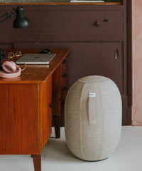 VLUV Balancekapsel (Modell KAPSUL STOV), ein luftgefüllter Balancehocker mit robustem Stoffbezug und rutschfester Unterseite.