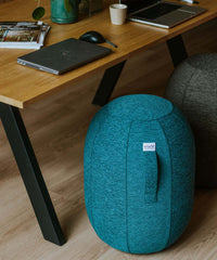 VLUV Balancekapsel (Modell KAPSUL STOV), ein luftgefüllter Balancehocker mit robustem Stoffbezug und rutschfester Unterseite.