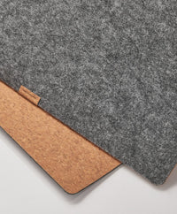 Weiche Schreibtischunterlage aus grauem Filz, schützt die Tischplatte und bietet eine angenehme Schreiboberfläche.
