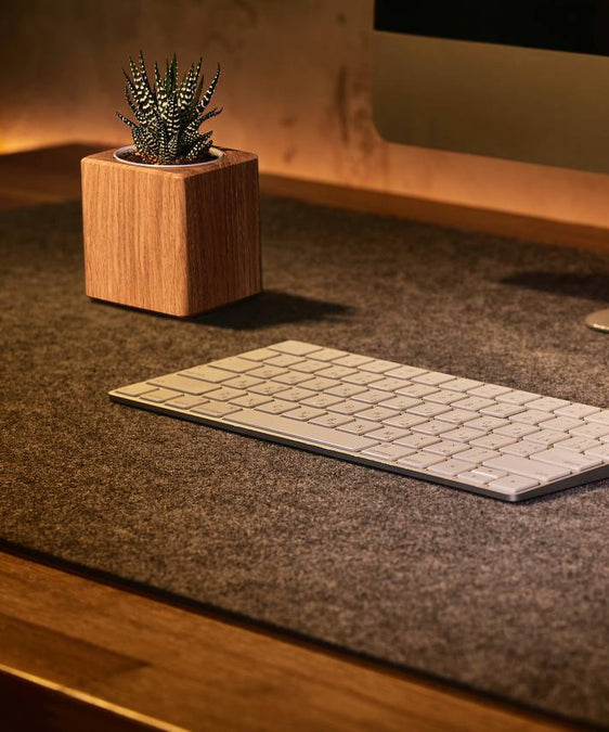 Weiche Schreibtischunterlage aus grauem Filz, schützt die Tischplatte und bietet eine angenehme Schreiboberfläche.