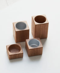 Schreibtischset mit einer Tischplatte aus massivem Eichenholz und passendem Schreibtischzubehör.