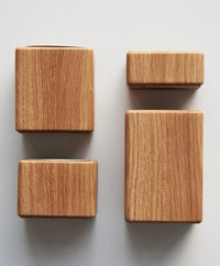 Schreibtischset mit einer Tischplatte aus massivem Eichenholz und passendem Schreibtischzubehör.