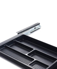 Breite Metallschublade (Modell Slim L) zur Befestigung unter der Tischplatte, schafft zusätzlichen Stauraum.