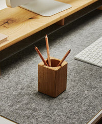 Stiftehalter aus massivem Eichenholz mit Korkelement zur ordentlichen Aufbewahrung von Stiften auf dem Schreibtisch.