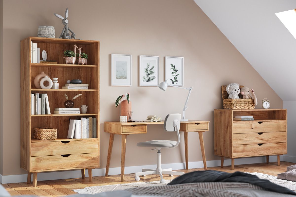 Bücherregal aus Massivholz Eiche zusammen aufgestellt in einem dekorierten Raum mit einer Kommode Eiche Natur und  Schreibtisch Eiche Natur.