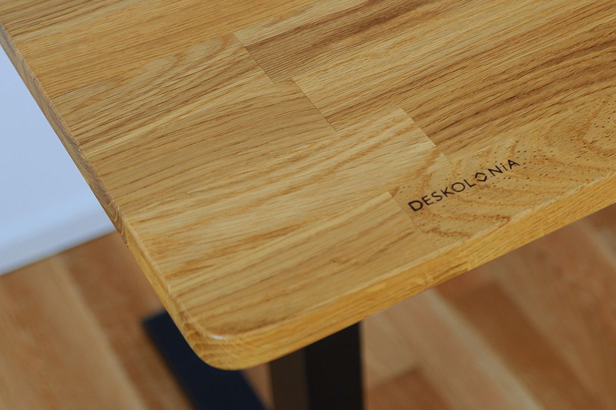 Deskolonia Eichentischplatte mit einem Deskolonia Firmen Branding