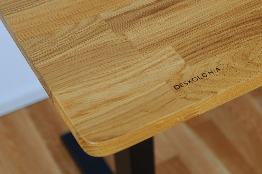 Deskolonia Eichentischplatte mit einem Deskolonia Firmen Branding