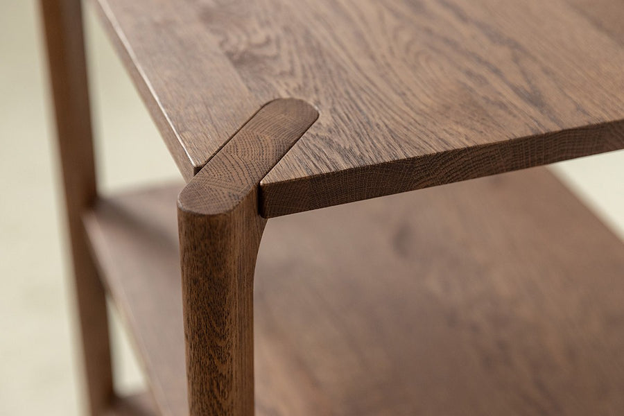 Campi Regal Ansicht der Holzverbindung. Elegant und zeitlos. Holzmaserung ist zu sehen