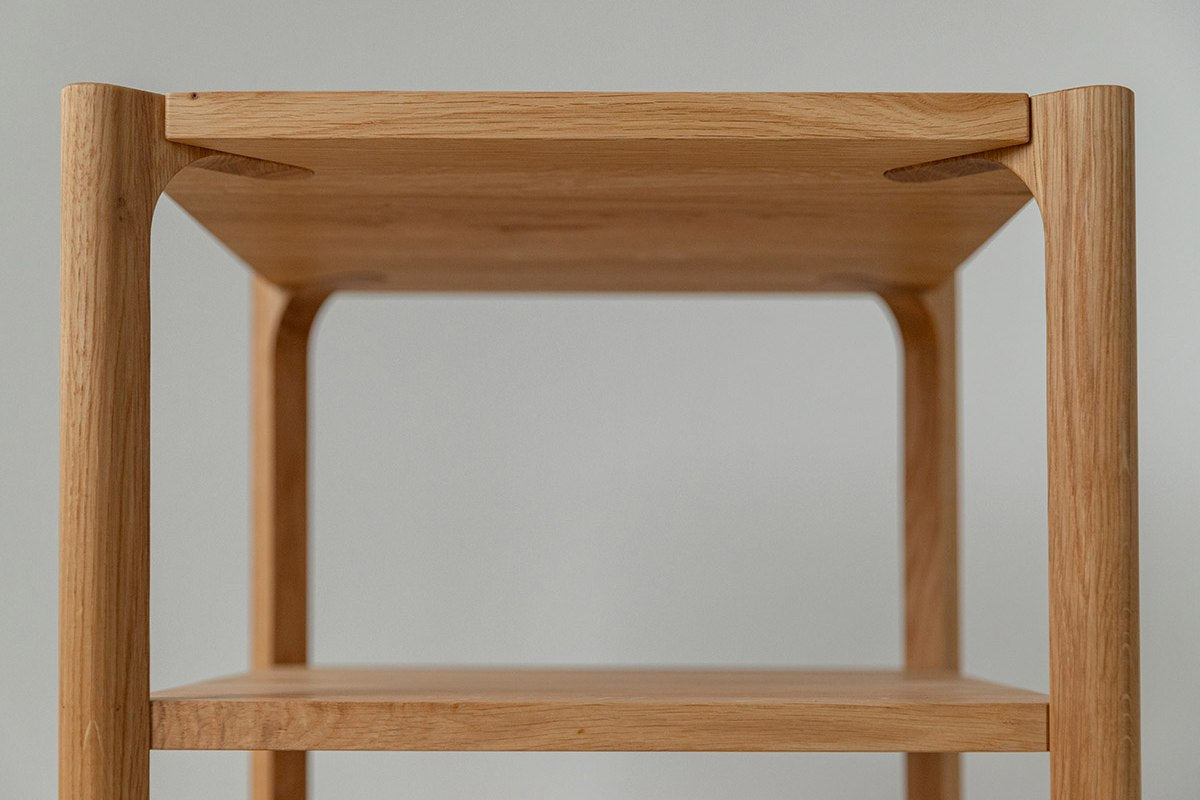 Regal Campi mit Fokus auf die untere Holzverstrebung als Designelement. Eiche Natur