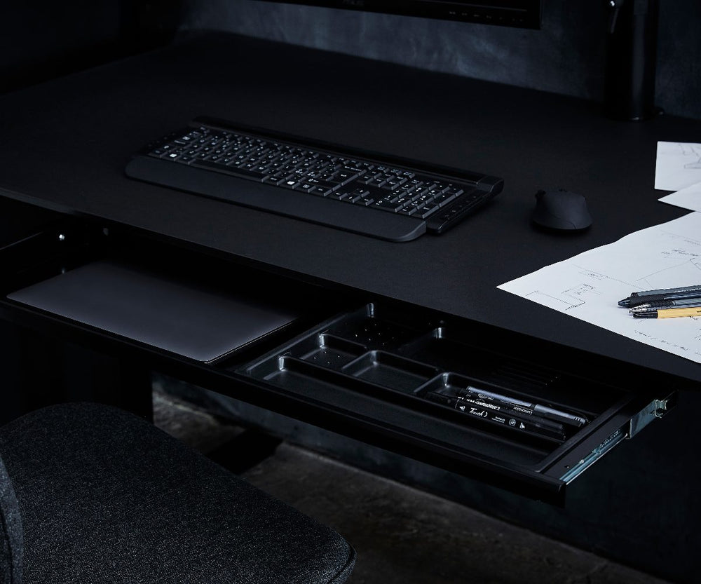 Schublade Slim L Schwarz eingebaut unter der Tischplatte