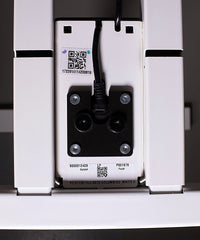 Weißes, höhenverstellbares Tischgestell (Modell Seckom) aus Metall für Schreibtische.