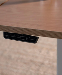 Weißes, höhenverstellbares Tischgestell (Modell Seckom) aus Metall für Schreibtische.